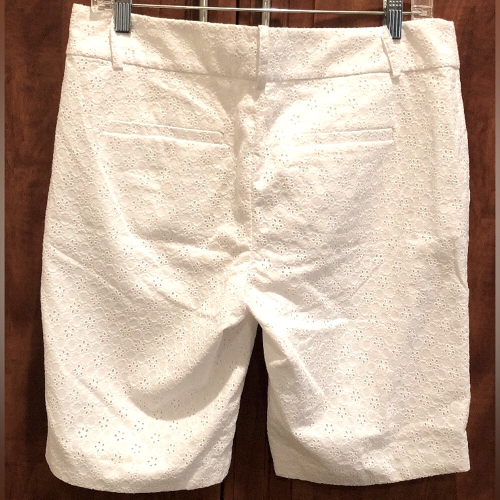 Ann Taylor Women's Bermuda-Length Shorts-Patterned, White, Size 6 - Picture 3 of 9